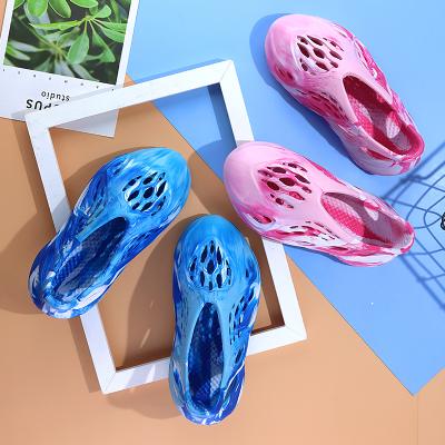 China Around 2021 new color camouflage pink blue fashions kids slip on summer beach sandal boy girl men men women yeezy softly yeezy for sale