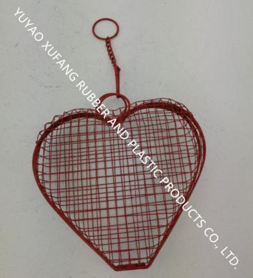 China 300g Capacity Metal Hanging Bird Feeders Heart Ring Hanging Iron Mesh for sale