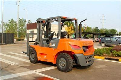 China Farm Warehouse Factory 4 Wheel Diesel Forklift 8Ton With Side Shift for sale