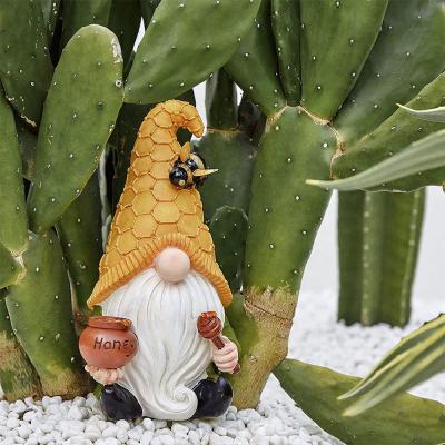 China Europe Resin Outdoor Garden Bee Lit Gnome Statue Polyresin Opens Solar Gnomes LED Lights Sculpture Decoration for sale