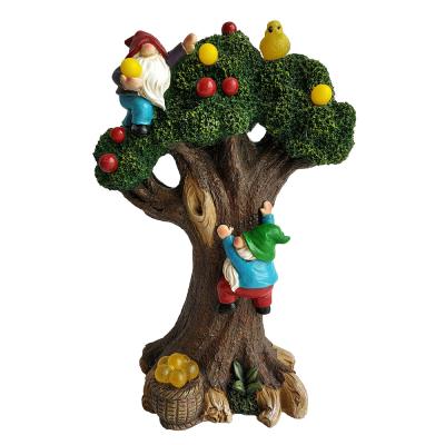 China Dwarf Tree Climbing Art Europe Sculpture Gnome Statues With Bird Resin Ornament Crafts Garden Ornaments Solar Lights Statue for sale