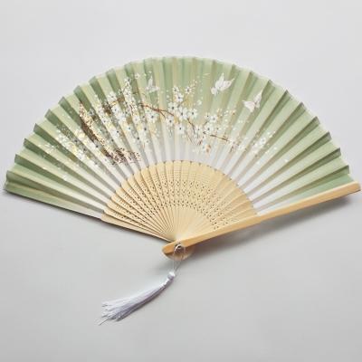 China Antique Imitation Personalized Bamboo Folding Hand Fan Guest Giveaways Wedding Favors Gift Silk Fan With Organza Bag for sale