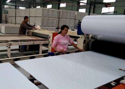 China Vollautomatische PVC- und Aluminiumfolie-lamellierte Gips-Decken-Fertigungsstraße zu verkaufen