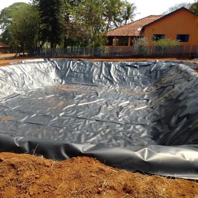 China Ruw materiaal 100% maagdelijk HDPE LLDPE 0,3 mm HDPE vijverbekleding voor garnalenboerderijvijver in Peru Te koop