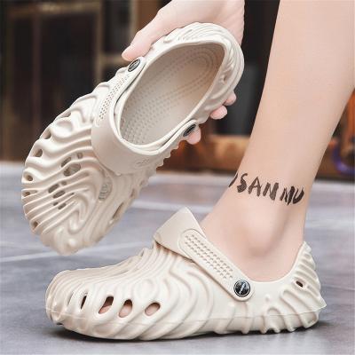 China New Sweat-absorbent fingerprint ripped shoes non-slip casual beach ripped shoes men's sandals garden clogs for sale