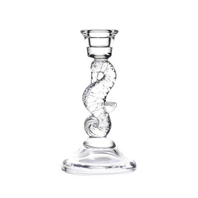 China Hot sales customized Sea horse clear crystal glass candelabra candlestick holder en venta