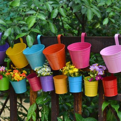 China Modern Metal Basket Planters Garden Window Bucket Hanging Flower Pot for sale