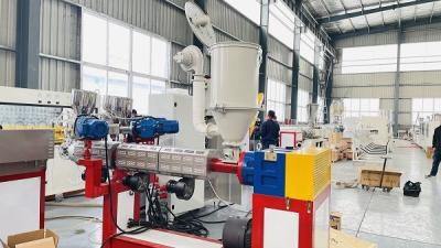 中国 PVCガーデンホース プラスチックスピラル強化水 柔らかい柔らかいホース パイプを作る機械 庭園と花のための適した 販売のため