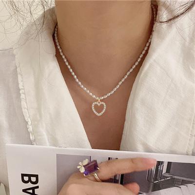 China 2021 White Lead Baroque Necklaces Nickel Free Pearl Necklace Trendy Accessories Bead Women Crystal Heart Pendant Necklace For for sale