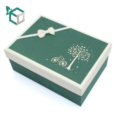 China Handmade Wholesale Decorative Green With Lid Clothes Packaging Box for sale