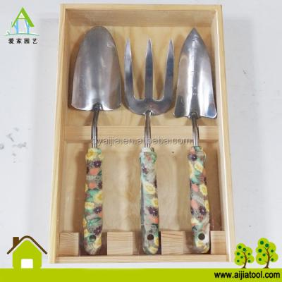 China Carbon Steel Garden Tool Kit With Color Box PDQ Wood Weeder Fork Trowel Printing Plastic Handle for sale