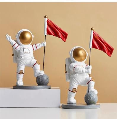 China Transitional Creative Home Flag Astronaut Statue Astronaut Accessories Living Room Decoration Resin Sculpture Custom Made for sale