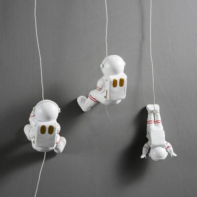 China Wholesale Mid-Century Small Modern Hot Sale Resin Nordic Home Decoration Ornament Astronaut Model for sale