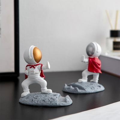 China Morden Accessories Handwork Decoration Resin Sculpture Decoration Luxury Astronaut Mobile Phone Holder for sale