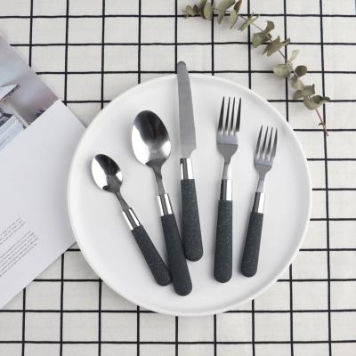 China Viable Handle 20/24pcs Stainless Steel Dinner Spoon Dinner Knife Dinner Fork Plastic Cutlery Set Whit Black Handle for sale