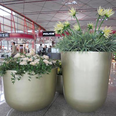 China Wholesale Indoor Decorative Planter Vintage Fiberglass Round Flower Pots Durable Gold Material for sale