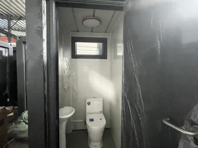 Cina 2.4M X 1M WC portatile a confezione piatta con telaio più resistente e parete isolante, idraulici e cablaggi prefabbricati in vendita