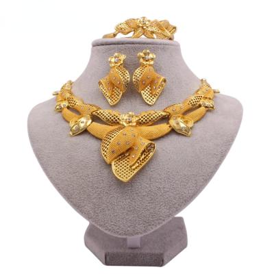 China FASHIONABLE Women's Jewelry Set Women's Jewelry Accessories Gold Necklace Earring Bracelet Four-piece Set Jewelry for sale