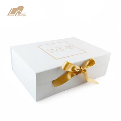 China Recycled Materials Hamper Gift Boxes Custom White Packing Boxes Foldable Gift Box Ribbon for sale