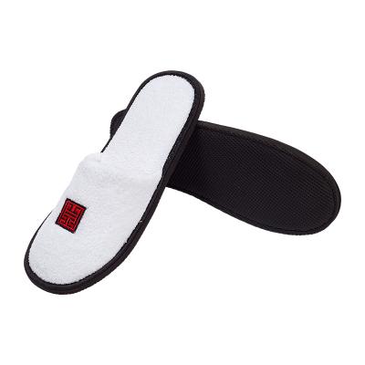 China Hotel / Travel / Hotel Indoor Supplies Customized Logo Closed Toe Disposable Slippers For Hotel for sale