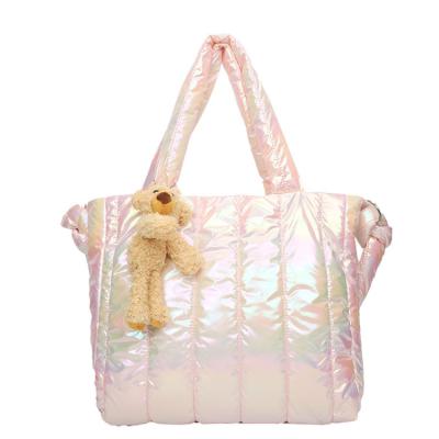 China Hot Luxury Vintage Fashion Ladies Bag Bright Polar Bear 2022 Pearl Color Pendant Tote Bag for sale