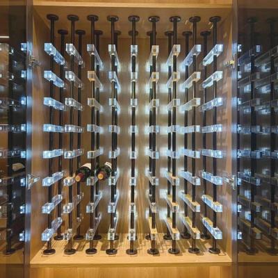 Cina Il lavoro in metallo decorativo del Governo acrilico del vino del salone ha condotto lo scaffale leggero del vino del metallo in vendita