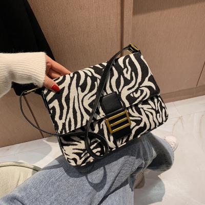 China 2022 Vintage Aizhu Odm Shoulder Bag High Quality Punk Aizhu Vintage Shoulder Bag Flip Leopard Print Women Bag 2022 New Customized Cross - Body Bag for sale