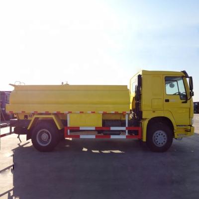 China Sinotruk HOWO Fuel Oil Tank Truck 4x2 6 Wheeler Light Tanker 9.726L for sale