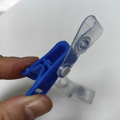 中国 Exclusive Blue White Plastic Hanging Clip Anti Slip Plastic Id Holder Badge Clip 販売のため