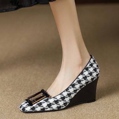 China Custom Breathable Daily Wear Ladies Adjust Toe Grid Pattern Metal Letter Decoration Wedge High Heel Women Pumps Shoes for sale