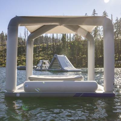 Cina Outdoor Water Fun Custom Design Inflatable Game Water Floating Dock Bar Deck Party Island Floating Bar With Tent For Adults in vendita