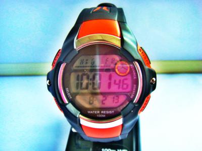 China Round Sporty Digital Quartz Watch Mens Waterproof With 15 Lap Memory for sale