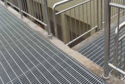 China Customized Serrated Steel Grating Hot Dipped Galvanized Metal Bar Grating for sale