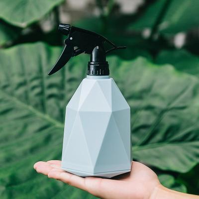 China Factory Nordic Simplicity RUIPU 600ML Capacity Garden Plastic Empty Manual Pressure Water Trigger Spray Refillable Bottles for sale