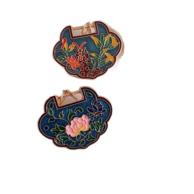 China 2022 Latest Design Men's Women's Alloy Brooch Fashion Jewelry Alloy+Gold Plated Epoxy Resin Retro Lock Brooch for sale