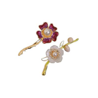 China Gold Plated Imitation Pearl Inlaid Alloy 18K Gold Plated Epoxy Resin Brooch for sale