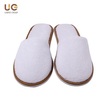 China Yangzhou Factory Comfortable Luxury Hotel Supplies Custom Logo Coral Fleece Slippers Disposable Hotel Slippers White for sale