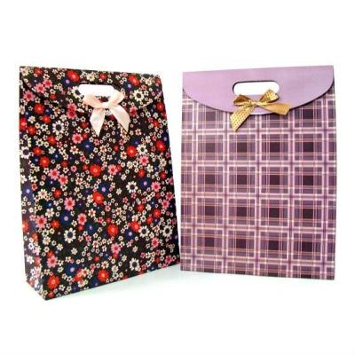 China Handmade Customized Paper Gift Bag With Ribbon For Shopping for sale