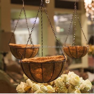 China Indoor Garden Hanging Metal Flowerpot Planter Basket Home Garden Wall Plant Garland Flower Pots for sale