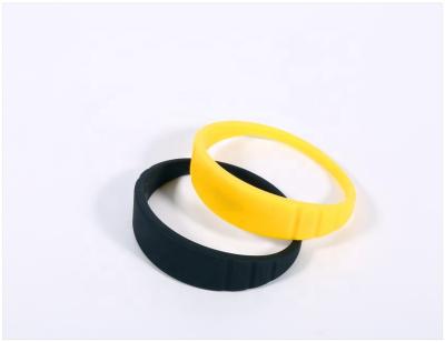 China Waterproof/Sunbest waterproof rfid 8851 nfc 13.56mhz silicone wristband/RFID wristband with embossed logo for sale