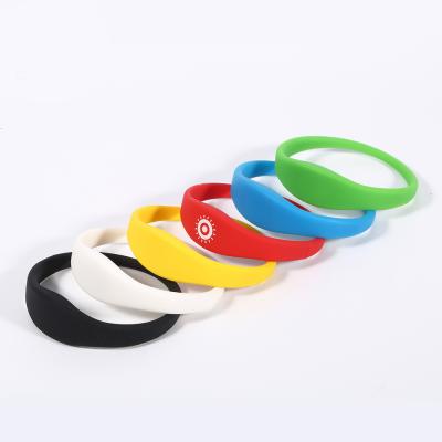 China Good Feel 125KHz 13.56MHz ID IC S50 S70 D41 D42 T5577silicone Wristband Wristband Waterproof/Waterproof Polished Swimming Pool Top Locker for sale