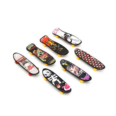 China Popular girls handmade plastic 20CM toys Mini Model Toy Set tiny sports skateboard for Blythe,ob11,bjd doll accessories supply for sale