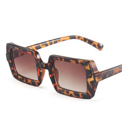 China YX1028 Fashion New Retro Eye Shades Men Summer Small Rectangle Sunglasses Women Candy Color Glasses Beach Eyewear Gradient Sun Glasses for sale