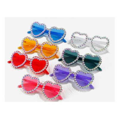 China Women Eyewear M1044 Fashion Diamond Sun Glasses Love Heart Sunglasses Women Shaped Glass Ladies Street Shades for sale