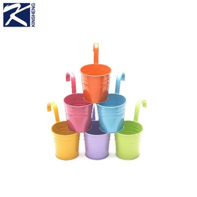 China Eco-friendly Decoration Outdoor Multicolor Garden Balcony Wholesalers Metal Flower Pot Hanging Planters for sale