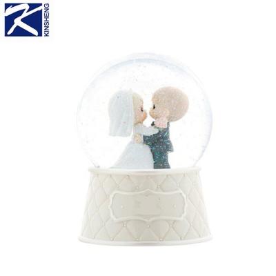 China Europe Wedding Gifts Polyresin Valentine's Day Keepsake Couple Snow Dancing Glass Globe for sale