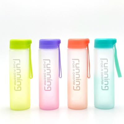 China Fashion Sustainable Plastic Water Bottle 550ml Customized Sport Drinking Bottle Eco - Friendly Indoor Outdoor Gym for sale