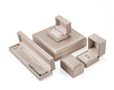 China Customized Luxury PU leather pendant Box/necklace box for sale