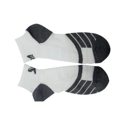 China Comfortable Custom Warm Classic Winter Sports Breathable Hot Selling White Thick Running Socks for sale