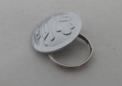 China Knopf-Form-Metallkundenspezifische Zink-Legierung, Zinn, Aluminiumschlüsselanhänger mit dem Messing gestempelt zu verkaufen